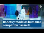Robots y modelos humanas comparten pasarela de moda en Seúl