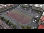 Una enorme bandiera lgbtq+ colora lo Zocalo di Citta' del Messico