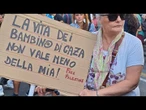 In migliaia a NAPOLI per GAZA, applausi in strada: "La vita di un bimbo non vale meno della mia"
