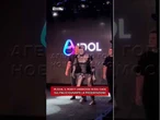 Russia, il robot umanoide Aidol cade sul palco durante la presentazione