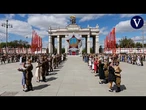 Jóvenes rusos celebran con el “vals de la victoria” el 80 aniversario del triunfo sobre los nazis