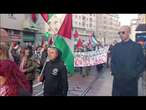 Corteo pro Palestina a Milano, i manifestanti sfilano con bandiere e strisicioni