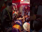 Equipos de rescate salvadoreños logran sacar de entre los escombros a una adolescente de 15 años