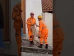Bode sobe em telhado de casa e é resgatado pelos bombeiros em Minas Gerais; veja vídeo