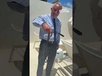 Robert Kennedy Jr morso da due serpenti mentre li maneggia a mani nude