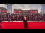 Venezia 82, look sofisticato per Noomi Rapace sul red carpet in pantaloni e soprabito con strascico