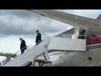 Trump arriva a Milwaukee, saluto con il pugno alzato scendendo dall aereo