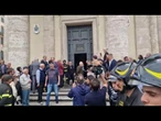 Funerali del pugile Nino Benvenuti, gli applausi all'uscita della bara