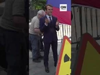 Ativistas roubam estátua de Macron em protesto contra a Rússia