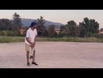 Foligno, giovani pakistani giocano a cricket in strada