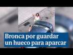 Tremenda bronca entre una mujer que guarda de pie un hueco para aparcar y un conductor