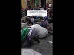 In ginocchio, bendati e ammanettati: il flash mob per la Flotilla a Montecitorio
