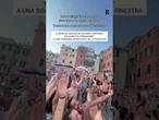 A Genova decine di giovani cantano per una signora affacciata alla finestra