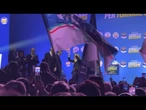 Campania, Meloni chiude il comizio e partecipa al coro "chi non salta comunista e'"