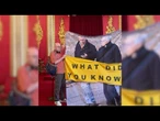 Manifestantes fazem protesto dentro do Palácio de Buckingham contra ex-príncipe Andrew | AFP