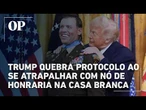 Trump quebra protocolo ao se atrapalhar com nó de honraria na Casa Branca