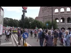 Corteo a Roma contro il riarmo, flashmob con i suoni delle bombe su Gaza e un minuto di rumore