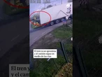 Momento en el que un tren con pasajeros arrolla a un camión en un paso a nivel #viral
