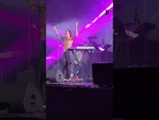 Rebecca Baby canta con il seno scoperto dopo essere stata palpeggiata a un concerto