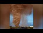 No Comment. Une énorme tornade de poussière tourbillonnant près de la ville de Charjah