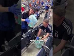 Mondiali 2026, i tifosi giapponesi puliscono lo stadio dopo la partita