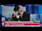 Niecodzienna scena na wizji! Grzegorz Braun wyciągnął... saperkę – jako prezent dla Nawrockiego.