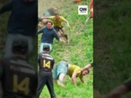 Corrida do queijo faz competidores rolarem colina abaixo na Inglaterra