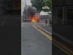 Auto in fiamme attraversa Belfast: il video da film