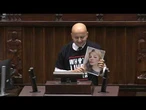 Matecki przebrał się na mównicy! Założył wymowną koszulkę! "Chciałbym oddać hołd"