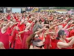 Um mar de vermelho na costa inglesa em tributo a Kate Bush | AFP
