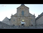 Parigi 2024, il cavallo Zeus "atterra" a Mont Saint-Michel