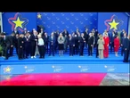 Zelensky tra Starmer e Macron, Meloni vicina a Erdogan. La foto di gruppo al vertice Cpe di Tirana