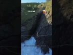 Atleta atravessa highline em cenário paradisíaco de Arraial do Cabo (RJ)