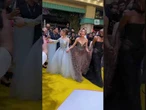 Un fan travolge Ariana Grande sul red carpet