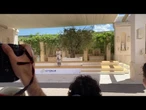G7, Meloni attende gli ospiti e dopo un po’ si sporge per vedere chi arriva