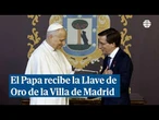 El papa recibe la Llave de Oro de la Villa de Madrid de manos del alcalde