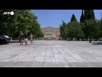 Ondata di caldo ad Atene, turisti e residenti cercano refrigerio