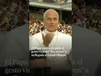 El Papa vuelve a repetir el gesto viral del "Six, seven" en su llegado al Estadí Olímpic