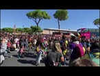 Una coreografia in strada con danza e suono di tamburi al corteo pro Gaza a Roma