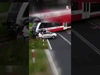 In Polonia un'automobile non si accorge che le barriere del passaggio al livello si abbassano