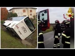 BUS CON STUDENTI finisce nel fossato dopo uno scontro: morto un automobilista nel TREVIGIANO