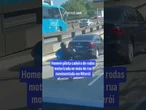 Homem em cadeira de rodas motorizada dribla carros em via movimentada em Niterói, no Rio; vídeo