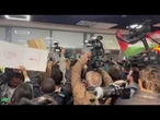Rientrano attivisti Flotilla a Fiumicino, ad attenderli cori, applausi e bandiere sventolate