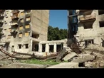 Kiev al tempo di guerra, ecco i palazzi sventrati e le carcasse delle auto bruciate