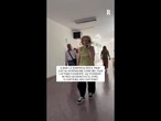 Bari, studenti in piedi sui banchi per il prof che va in pensione: "O capitano! Mio capitano!"