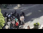 Napoli, folla in via dei Mille per il TikToker che vende calzini: gli regalano anche 100 euro