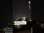 Un pueblo de fiesta con fuegos artificiales mientras al lado Jarilla está envuelta en llamas
