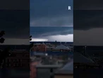 Un temporale si scatena su Genova: il momento in cui un fulmine colpisce il porto