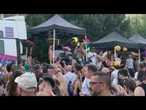 Pride a Roma, band che suonano e ragazzi che ballano sui carri arcobaleno della sfilata