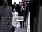 El Papa León XIV baja del avión que le iba a llevar de vuelta a Roma por un problema técnico #Papa